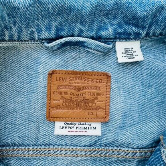 Levi's Trucker Jean Jacket Classic Size Large Light Blue Wash Denim Button Front - Picture 4 of 9